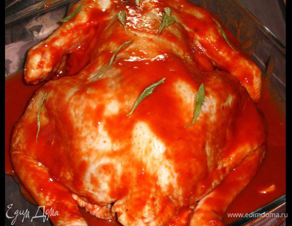 Берем нашу курочку и распределяем по ней маринад. Добавляем веточки розмарина и отправляем в холодильник минимум на 1 час.
Здесь зоркий глаз заметит, что курица в начале рецепта и на этом фото отличаются друг от друга. Все верно, просто это блюдо я готовила дважды, т. к. первый раз я поставила ее в духовку и отправилась с малышкой в парк, дав мужу наказ внимательно следить, чтобы она не подгорела. Он следил! К нашему возвращению корочка стала прекрасного черного цвета, поэтому готовила еще раз и не жалею об этом!