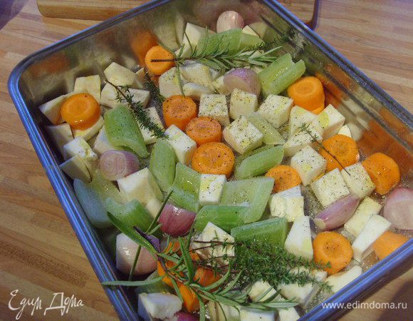 Овощи очистить, порезать, сложить в противень, посолить, поперчить, сбрызнуть маслом, добавить травки.