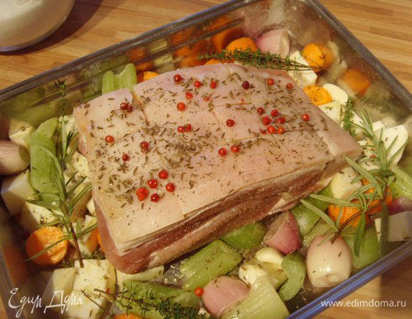 Мясо надрезать ромбами по шкуре, натереть солью, перцем, посыпать тмином и красным перцем горошком. Запекать в духовку при температуре 200 °.