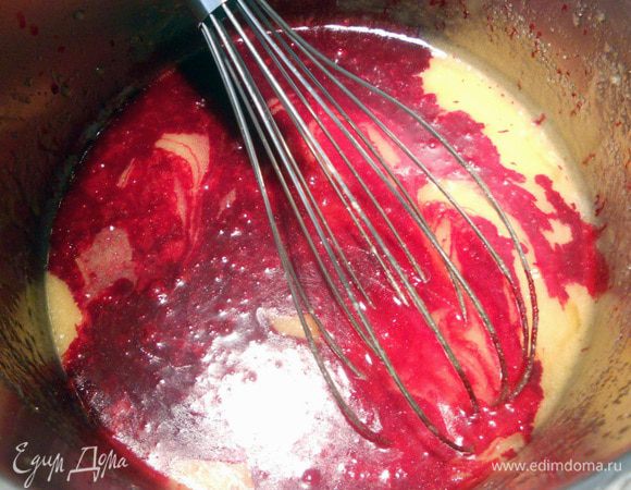 Влить краситель и размешать до его соединения с остальными ингредиентами.