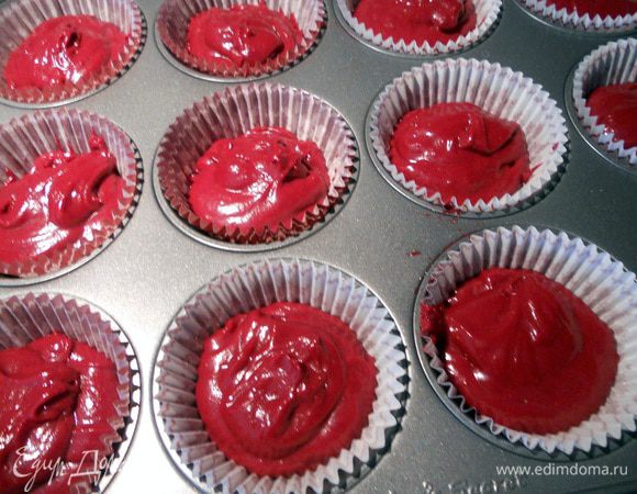 Выложить  тесто в формы для выпекания, примерно на 2/3 высоты (у меня вышло 11 штук). Выпекать в разогретой до 175С духовке, около 20 минут +- Но задача не пересушить, они должны внешне казаться чуть влажными - дойдут при комнатной температуре. Остудить.