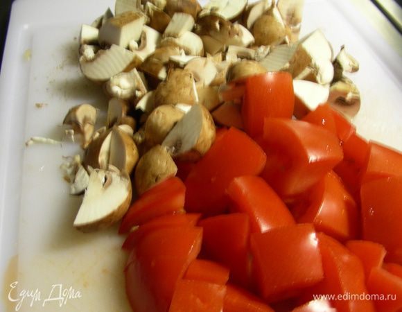 Сначала приготовим овощную смесь. Грибы и помидоры режем средними кубиками и обжариваем их на небольшом количестве сливочного масла (или растительного по вкусу) минут 5. Можно добавить каких-нибудь травок по вкусу - у меня немного сушеной петрушки.