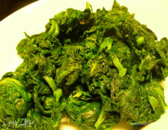 Если шпинат свежий, то добавляем его в конце и готовим минуту-другую. У меня был замороженный, и я сначала потушила его. Теоретически должна была к нему добавить помидоры с грибами и все вместе поготовить, но я делала шпинат отдельно, так как муж его особо не ест.  Сохраняем овощи до подачи теплыми.
