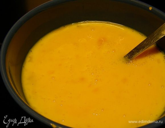 Яйца слегка взбиваем вилкой, солим, перчим по вкусу. 
