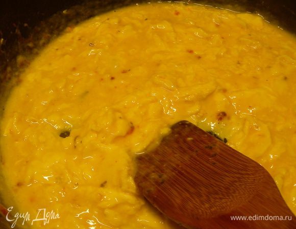 Рыбу разбираем на крупные кусочки. В той же сковороде, где готовили овощи, разогреваем 1 ст.л. сливочного масла и выливаем яичную смесь. Готовим на среднем огне минуты 3-5, постоянно помешивая и как бы разбивая ее. Важно омлет не пересушить, он должен быть жидковатым. Добавляем кусочки рыбы и прогреваем все вместе. Подаем сразу же.


