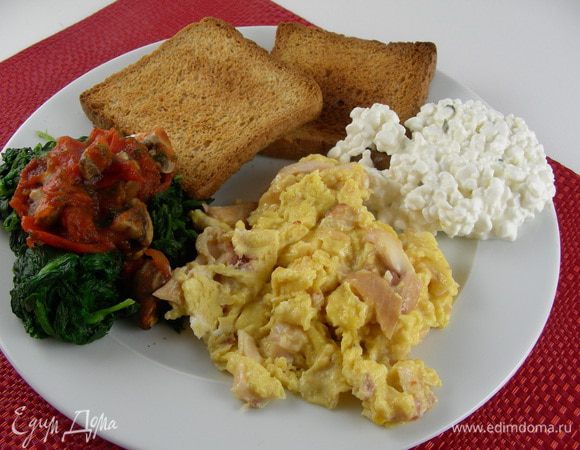 На тарелку выкладываем тосты, частьо вощной смеси, грамм 100 сыра коттедж и наш омлет. Приятного аппетита))
