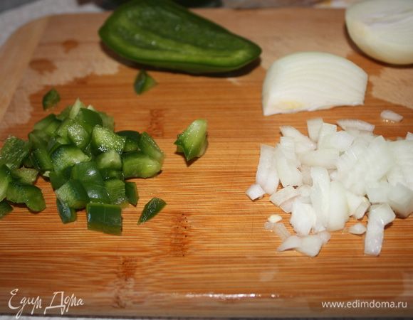 Нарезаем небольшими кубиками сладкий перец и лук. Нам их нужно всего по 1 ст.ложке