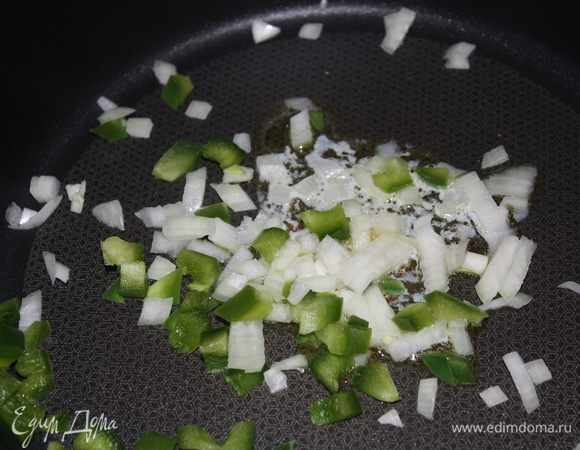 Растопить сливочное масло и обжарить перец и лук до мягкости. Остудить.