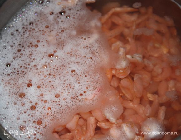 Креветки разморозить. Я просто заливаю их кипятком. Если берете большие креветки, то порубите их.