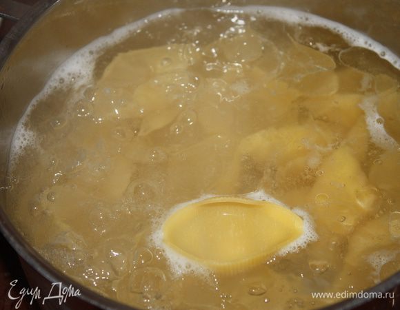 Отварить ракушки в подсоленной воде до готовности, указанной на упаковке.