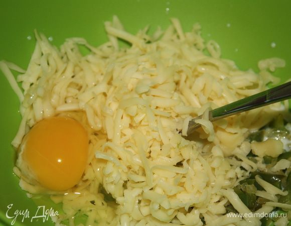 В миске перемешать перец с луком, моцареллу, йцо, молоко, посолить, поперчить.