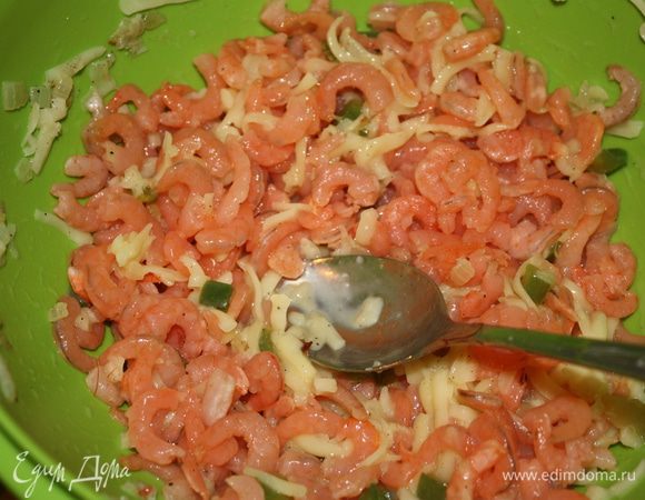 Добавить креветки и все тщательно перемешать.