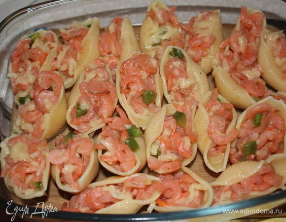 Фаршируем и складываем в жаропрочный лоток.