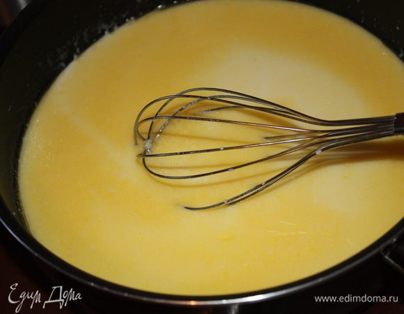Вливаем молоко по одному стакану, посточянно помешивая, чтобы не образовывалось комочков.