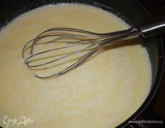 Доводим до кипения и на слабом огне держим несколько минут до загустения,постоянно помешивая.