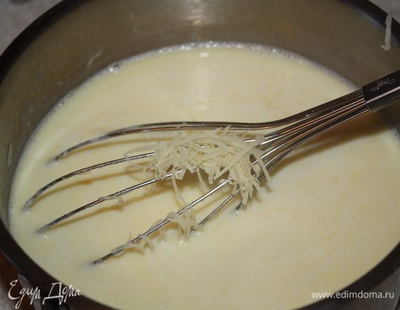 Солим, перчим и добавляем сыр, перемешиваем, пока сыр не расплавится.