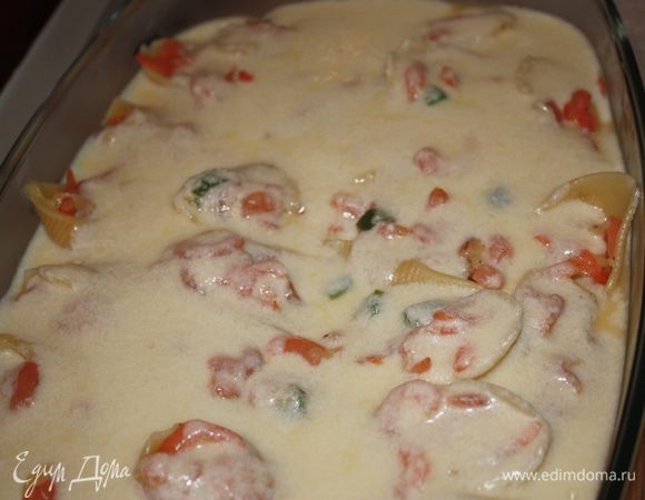 Заливаем ракушки сырным соусом и отправляем в разогретую до 190 градусов духовку на 35 - 40 минут.