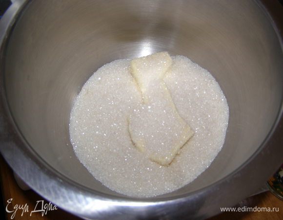Маргарин комнатной температуры смешать с сахаром