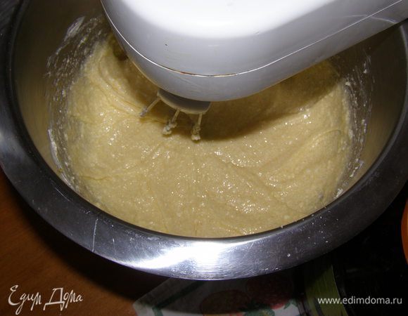 Ввести по одному яйца, добавить кефир