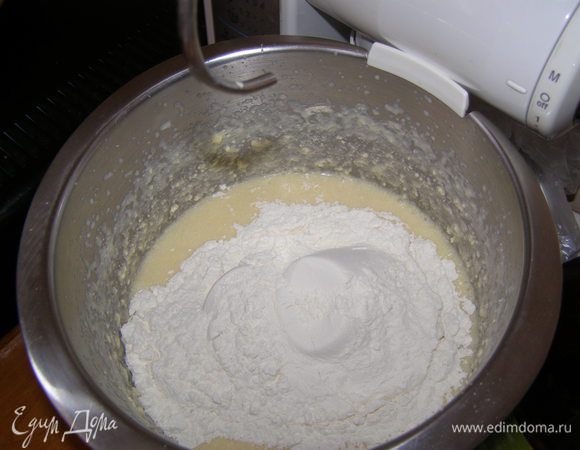 Добавить разрыхлитель, ванильный сахар, муку и хорошо вымесить.