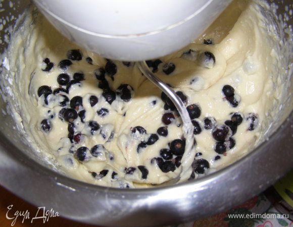 Ввести черную смородину, если мороженная, то не размораживать.