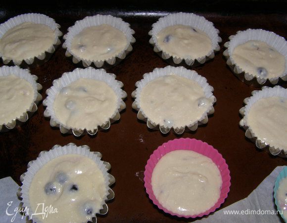Тесто разложить по формочкам, выпекать в разогретой до 180 гр. духовке 25-30 минут. 