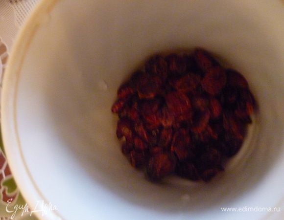 Вяленую вишню замочить в кипятке на 10 минут.

Размягченное сливочное масло смешать с кефиром, добавить творог. Всё хорошо перемешать.