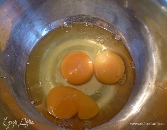 В другой посуде взбить хорошо яйца.