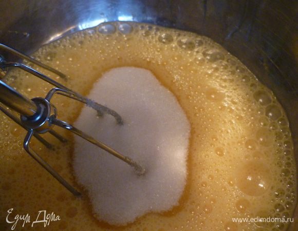 Продолжая помешивать добавить сахар и ванилин.