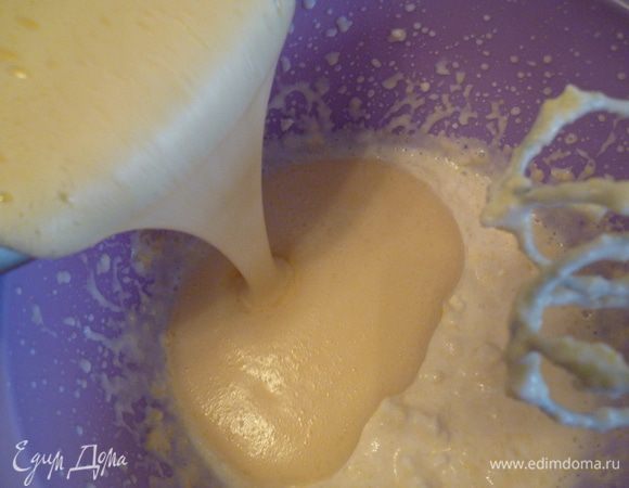 В кефирную смесь выливаем яичную. Перемешиваем.
