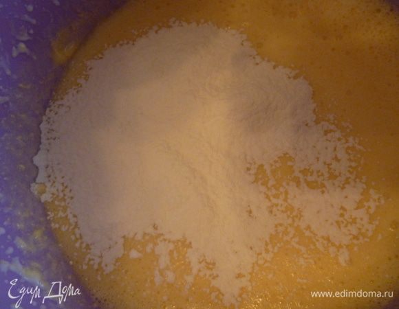 Постепенно вводим муку, смешанную с разрыхлителем, вымешиваем.