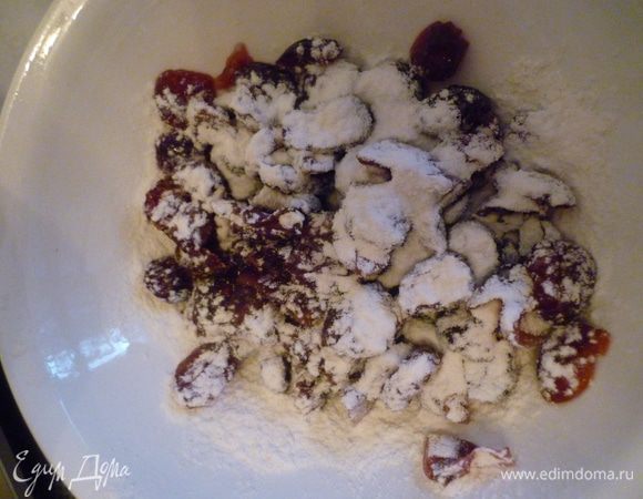 Вишню откинуть на дуршлаг, обвалять в муке...