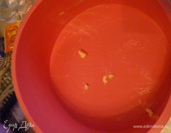 Форму смазать маслом.