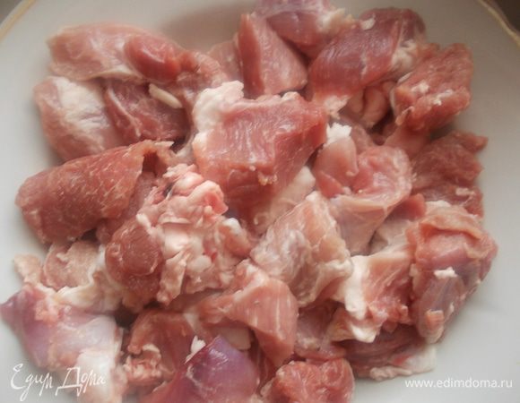 Мясо порезать на небольшие кусочки.