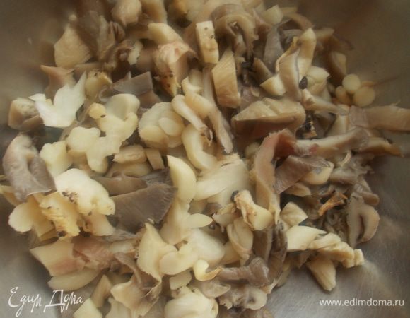 Грибы порезать соломкой.