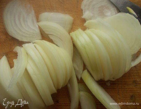 Лук порезать полукольцами, не очень крупными.