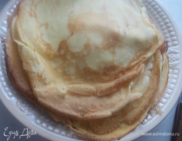 Приготовить тесто и нажарить блины. У каждой хозяйки свой рецепт теста, главное чтобы блинчики были тонкие.