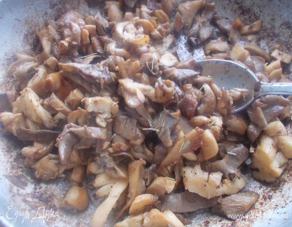 Мясо обжарить на сковороде до румяной корочки и протушить с луком.  Помолоть на мясорубке. Грибы обжарить с чесноком на смеси оливкового и сливочного масла. Добавить специи и сливки и протушить пару минут.