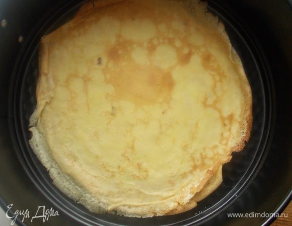 Берем разьемную форму и кладем на дно блин.