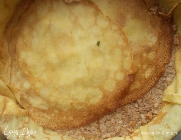 Закрыть ряд тремя блинчиками, чтобы мяса не было видно.