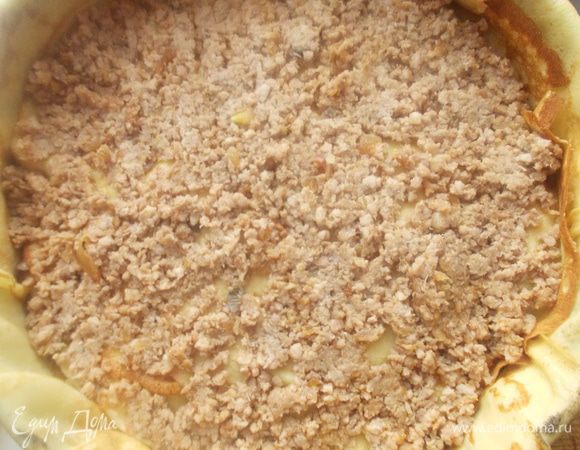 Выложить вторую половину мяса, сверху накрыть блинчиками.