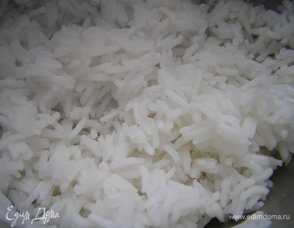 Рис отварить до готовности с лимонным соком, в конце варки добавить немного соли, затем воду слить. Креветки отварить в соленой воде с добавлением укропа, затем очистить от панцирей и кишечной нити.