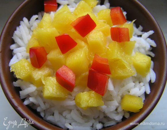 сверху выложить манго, нарезанное маленькими кубиками, и сладкий перец, нарезанный примерно такими же кусочками.