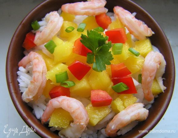 Затем разложить креветки, посыпать нарезанным луком, украсить петрушкой.