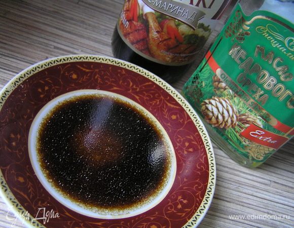 Для соуса смешать винный уксус, сахар, масло и соевый соус.