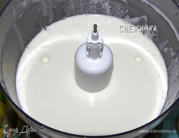 Яйца взбиваем миксером или в комбайне в пышную пену, добавляем сахар и взбиваем до белой пышной массы.