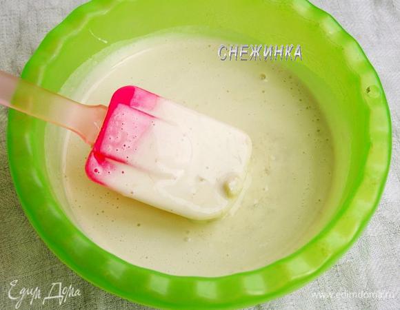 К яйцам добавляем бананы и ещё раз взбиваем.