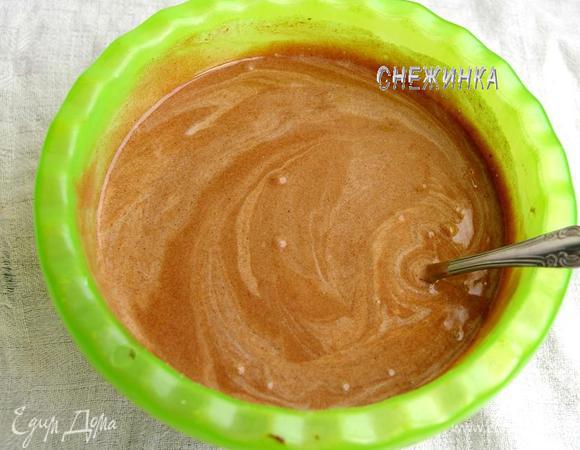 Вводим сметану и шоколадную массу. Хорошо перемешиваем.