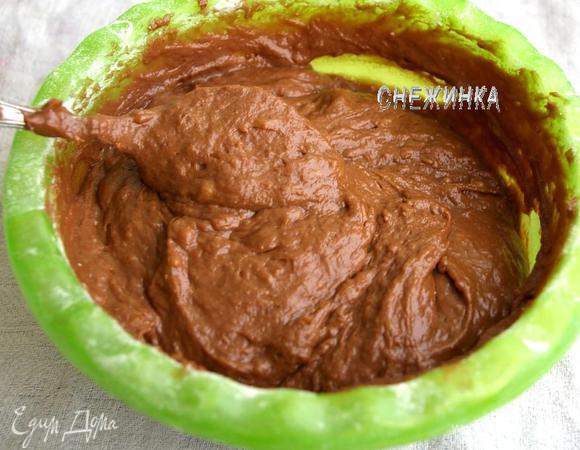 Добавляем в тесто муку, вымешиваем ложкой. Уже сейчас становится заметно, что тесто очень воздушное.