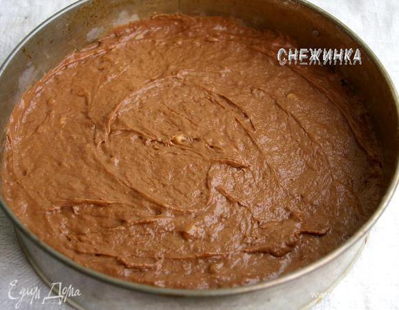 Дно формы для выпечки выстилаем бумагой, смазанной маслом. Выкладываем в форму тесто, равномерно распределяем.